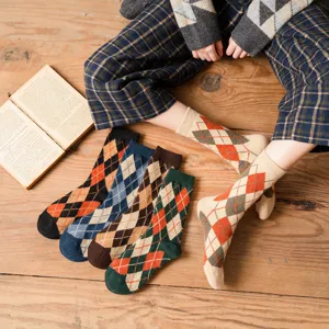 Gemütliche Vintage Argyle Wolle dicke Socken, klassische Karo britische College Stil Damensocken.