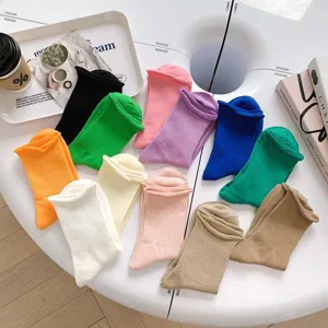 Vue détaillée de chaussettes femme à bord roulé colorées, chaussettes casual confort.