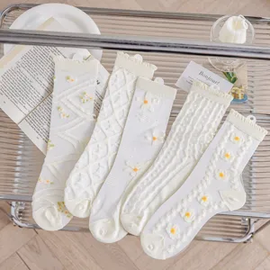 Weiße transparente Kristall-Socken für Damen, ultra-dünne Sommer Blumen Mesh Socken.