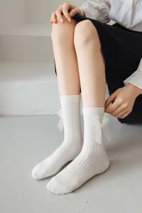 Chaussettes mi-mollet Lolita blanches avec jolis nœuds papillon et motif côtelé fin.