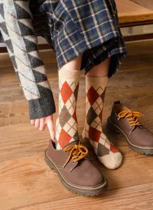 Argyle Wollsocken Detailansicht mit klassischem Rautenmuster für warme Herbst- und Wintertage.