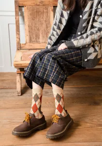 Detailansicht von Damen Vintage Argyle Wollsocken kombiniert mit braunen Lederschuhen Herbst.
