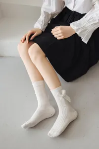 Jolies chaussettes blanches mi-mollet avec nœuds délicats et perles, idéales style Lolita.