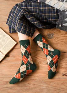 Detailaufnahme von Wollmischgewebe-Argyle-Wadenstrümpfen im Retro-britischen-Stil.