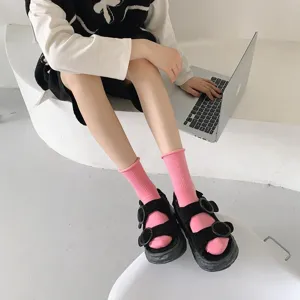 Chaussettes unies colorées pour femmes, chaussettes mi-hautes douces et confortables.