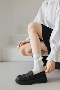 Jolies chaussettes mi-mollet lolita blanches avec nœud et perle, style uniforme jk doux.