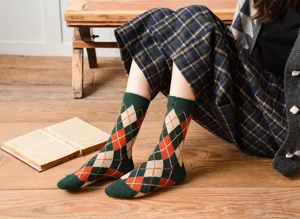 Nahaufnahme von vintage Argyle Woll-Mittelsocken in Gruen mit gemuetlichem Retro-Herbstoutfit.