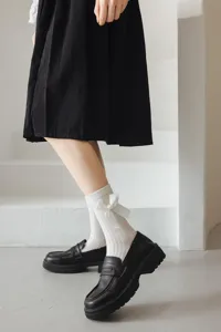 Chaussettes lolita blanches avec nœud et perle élégants, parfaites pour l'uniforme JK.