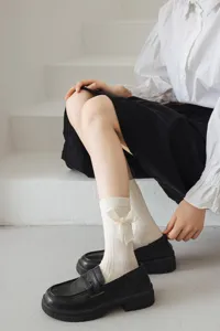 Chaussettes mi-mollet lolita blanches avec un joli noeud et une decoration de perles.