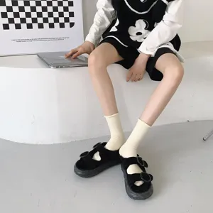 Vue détaillée de chaussettes côtelées confortables associées à des sandales, doux.