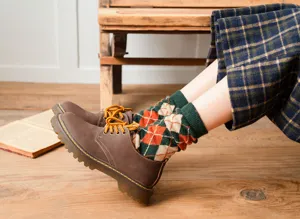 Nahaufnahme von vintage Argyle Wolle Winter Wadenstrümpfen mit klassischem Karomuster.