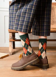 Detailansicht von Damen Vintage Rautenmuster Wollwadenstrümpfen mit klassischen braunen Schuhen.