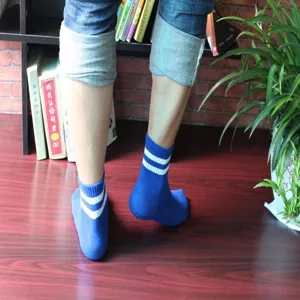 Calzini al polpaccio in cotone blu con doppie strisce bianche per sport e stile college.