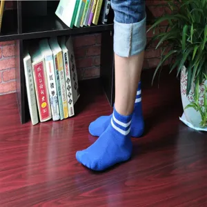 Calzini blu a tubo medio per adolescenti con due strisce bianche, comodi calzini sportivi in cotone.