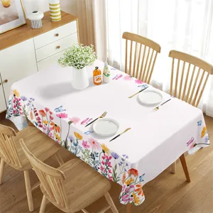 Vista detallada de un mantel rosa rectangular con estampado de flores y mariposas.