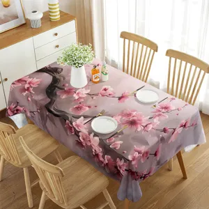 Vista dettagliata della tovaglia floreale rosa disposta su un tavolo da pranzo in legno.
