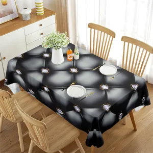 Mantel rectangular impermeable con patrón de rombos negros y decoración de mesa de comedor.