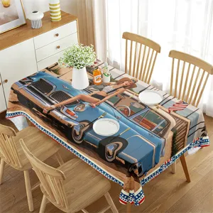 Vista detallada del mantel impermeable con diseño de coche clásico en elegante mesa de comedor.