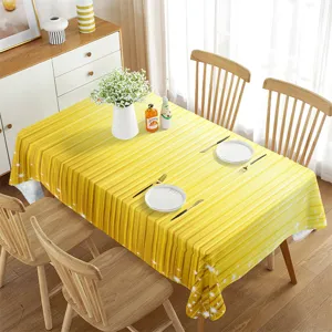 Vista dettagliata di una tovaglia rettangolare impermeabile a strisce gialle per sala da pranzo.