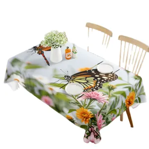 Nappe rectangulaire imperméable avec motif de papillon et fleurs pour la table à manger.