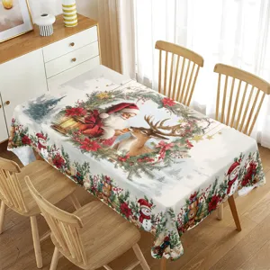 Dettaglio tovaglia di Natale con motivo festivo di Babbo Natale e renna per decorazione.