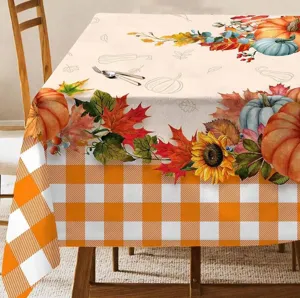 Vue rapprochée détaillée de la nappe de récolte d'automne avec des citrouilles et des feuilles.