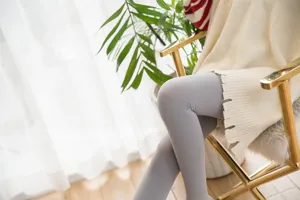 Primer plano detallado de medias grises elegantes presentadas en un interior acogedor.
