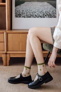 Chaussettes d'ete transparentes pour femme, chaussettes courtes a fleurs vertes bord-cote.