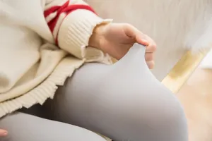 Vista detallada de medias grises de cintura alta que muestran una excelente elasticidad.