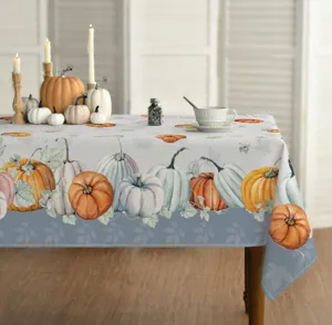 Vue détaillée de la nappe d'automne citrouille avec motif aquarelle et décoration.