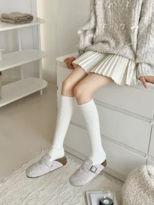 Comfortabele witte gebreide kniekousen detailweergave, ideaal voor warme winterkleding.