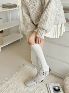 Witte geribbelde kniehoge gebreide sokken voor dames, gezellige winter lange sokken styling detail.