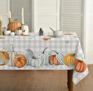 Nappe rectangulaire imperméable avec motif à carreaux gris et citrouilles aquarelle pour l'automne.