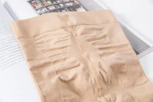 Detalle de medias moldeadoras de talle alto, elasticidad y control cómodo del abdomen.