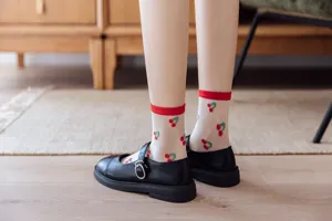 Chaussettes transparentes en soie de verre avec motif cerise, style japonais chaussettes d'été fines.