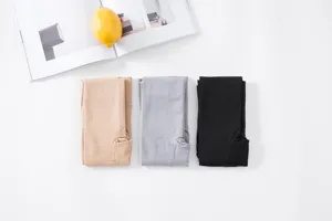 Vista detallada de leggings con estribo sin costuras en tres colores clásicos, suaves.
