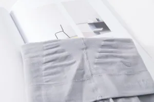 Detalle de medias grises de cintura alta con micro presion, grosor medio comodo.