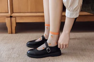 Chaussettes transparentes en soie pour femmes avec motif d'orange, vue de détail.