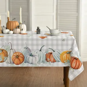 Nappe de table rectangulaire imperméable avec motifs de citrouilles et carreaux gris.