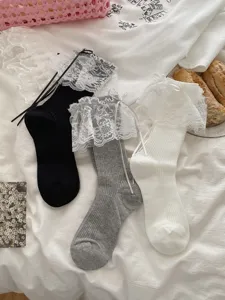 Vue détaillée de chaussettes Lolita à volants de dentelle avec rubans élégants trois couleurs.