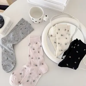 Nahaufnahme japanischer Sommer Socken mit Blumen Mesh atmungsaktiv und süßem Design