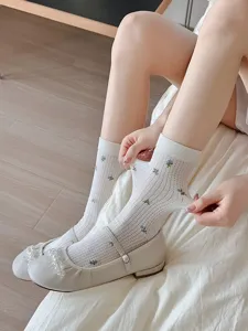 Detailansicht von Damen Mesh Blumen Mittelsocken, atmungsaktives Design mit feiner Stickerei.