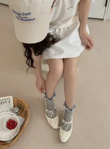Vue détaillée de chaussettes courtes à volants à carreaux bleus style coréen pour femmes, fin.