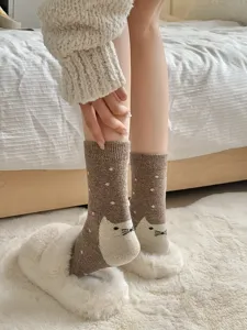 Chaussettes en laine marron chat avec des pois mignons et un design rétro japonais.