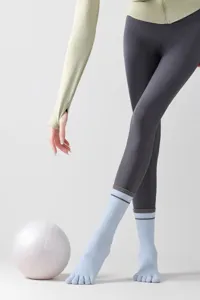 Detailed view of yoga five-toe socks with contrast stripes, breathable and comfortable.