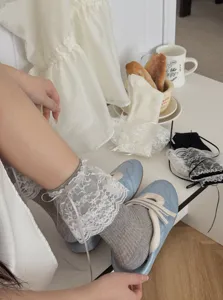 Chaussettes grises style Lolita avec de charmants volants de dentelle blanche princesse