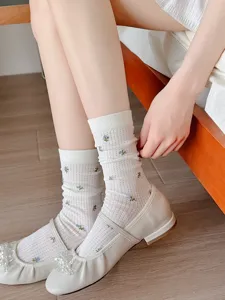 Japanische florale Mesh atmungsaktive Mittelsocken für Damen im Frühlingssommer Stil.