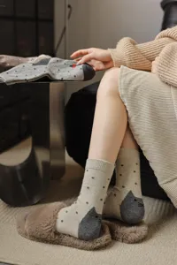 Chaussettes femme en mélange de laine douillettes avec motif chat et pois vintage rétro.