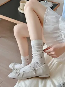 Nahaufnahme japanische stil florale netz hohle mittelsocken, sommer dünnes design.
