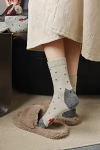 Chaussettes en laine pour femme avec motif chat mignon et pois. Chaussettes douces.